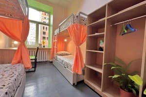 Хостел Amely. Место в мужском 10-местном номере  2