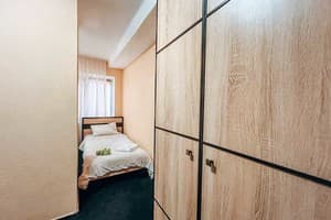 Возле метро Вокзальная на ул. Богдановская 15